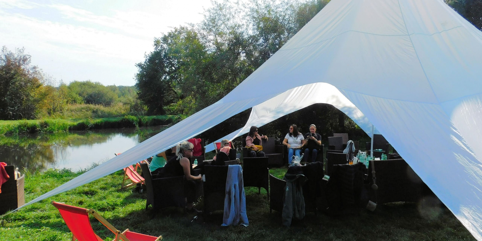 Sternzelt-mit-rotem-Stuhl