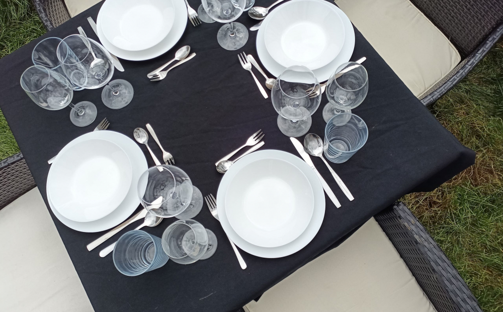 Picknick-gedeckter-Tisch