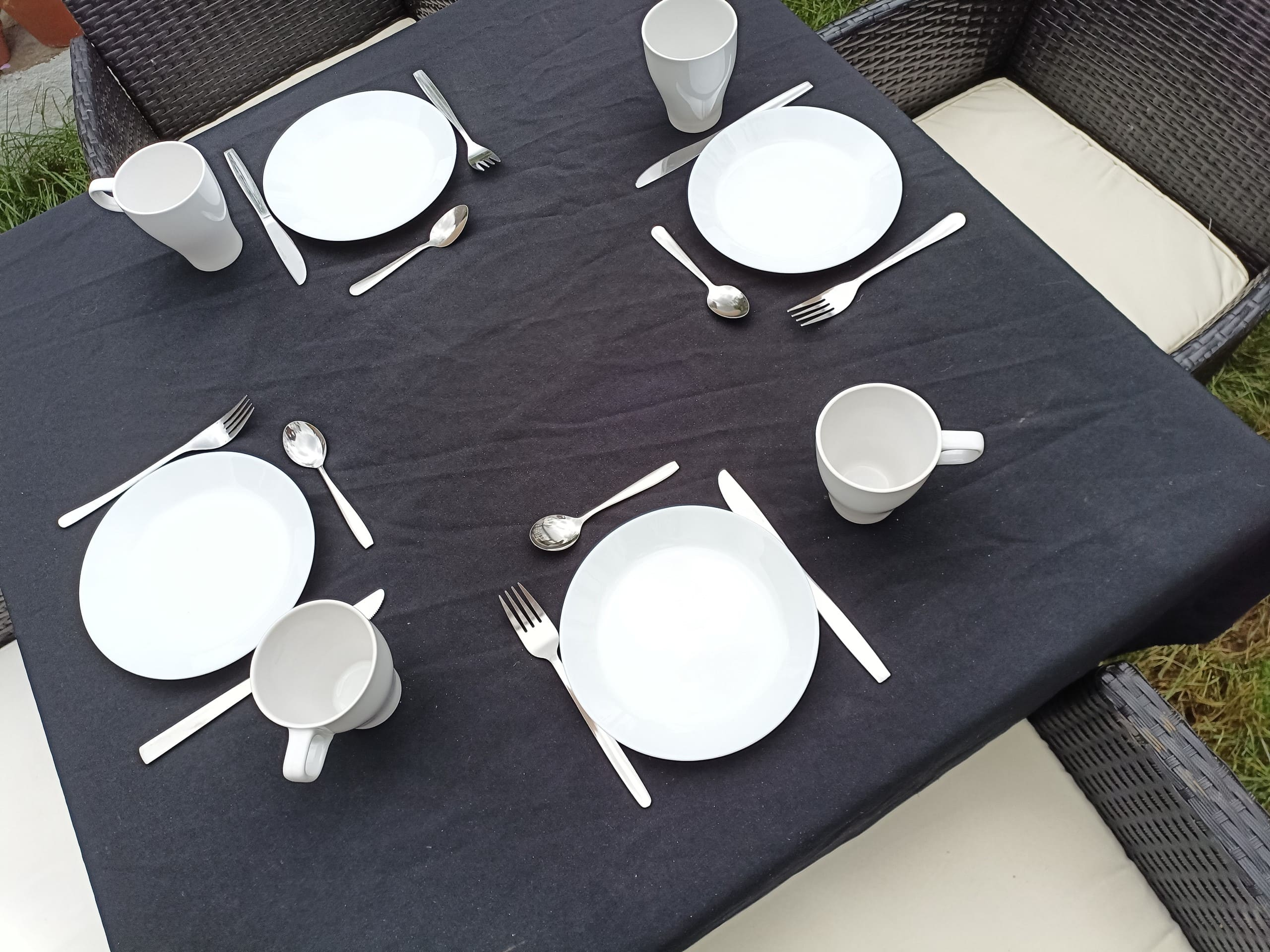 gedeckter-Tisch-Tassen-und-Geschirr