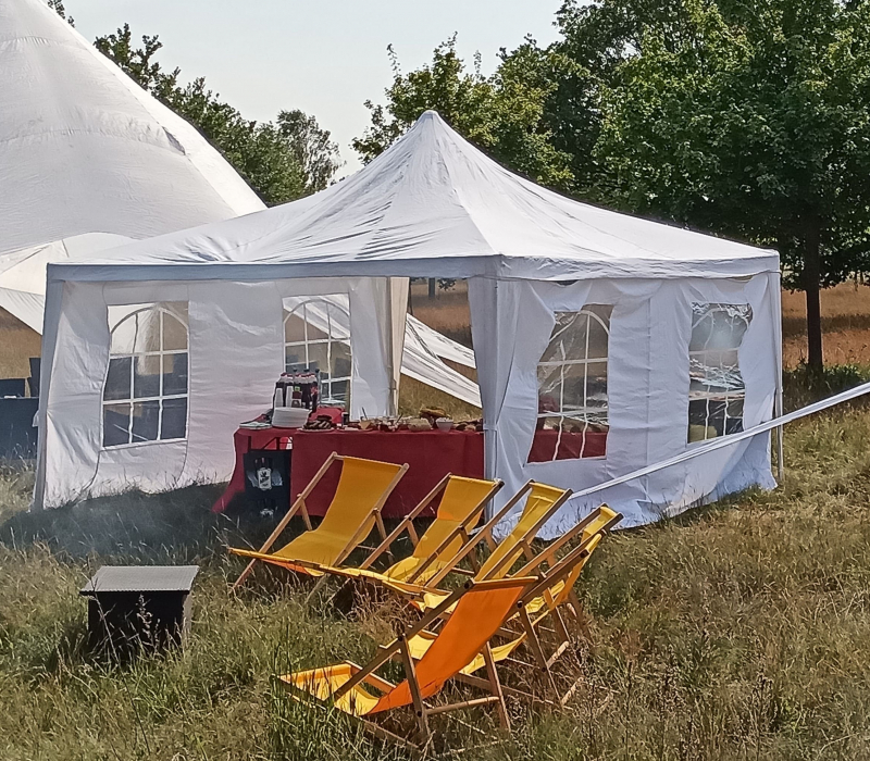 Pavillon-neben-gelben-Stuehlen