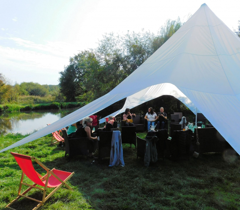 Sternzelt-mit-rotem-Stuhl