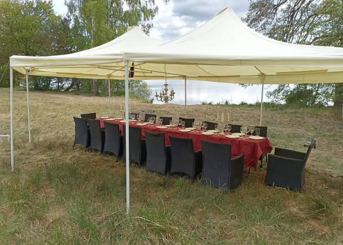 Pavillon-mit-Esstisch