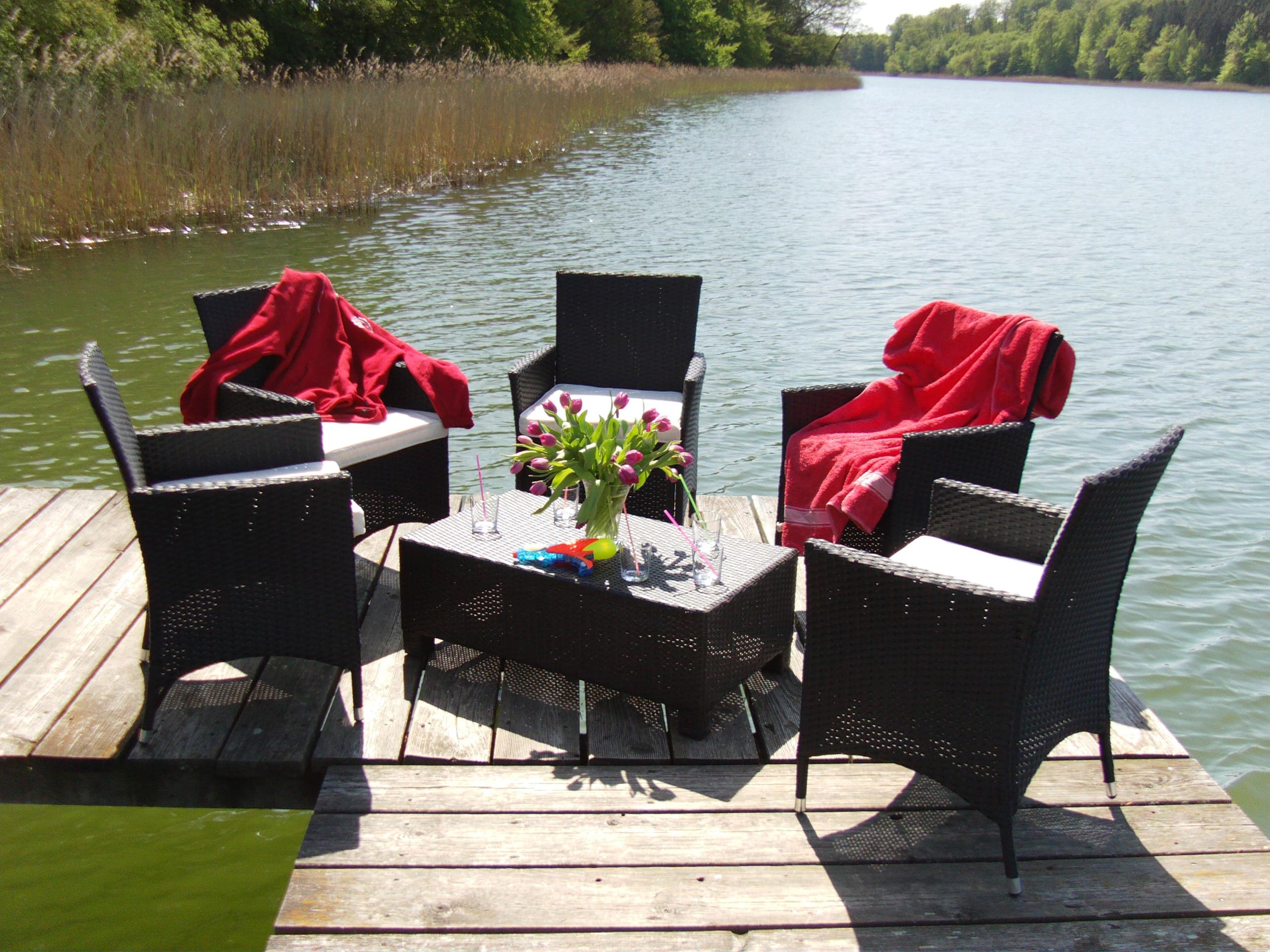 5x-Sessel-und-Couchtisch